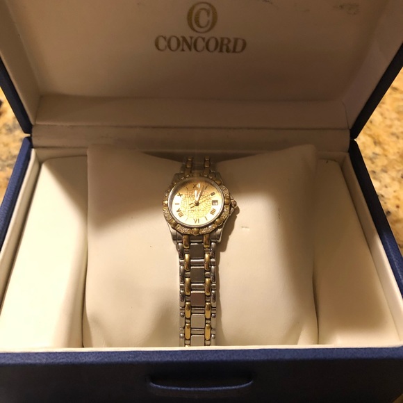 Authentic CONCORD SARATOGA DIAMOND 18kt GOLD WATCH - Picture 2 of 8